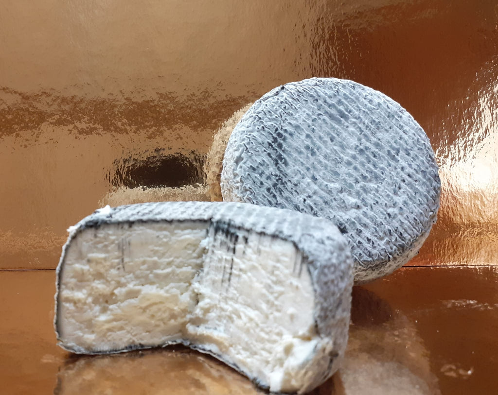Tommette de chèvre cendrée Bio coupée, pâte crémeuse