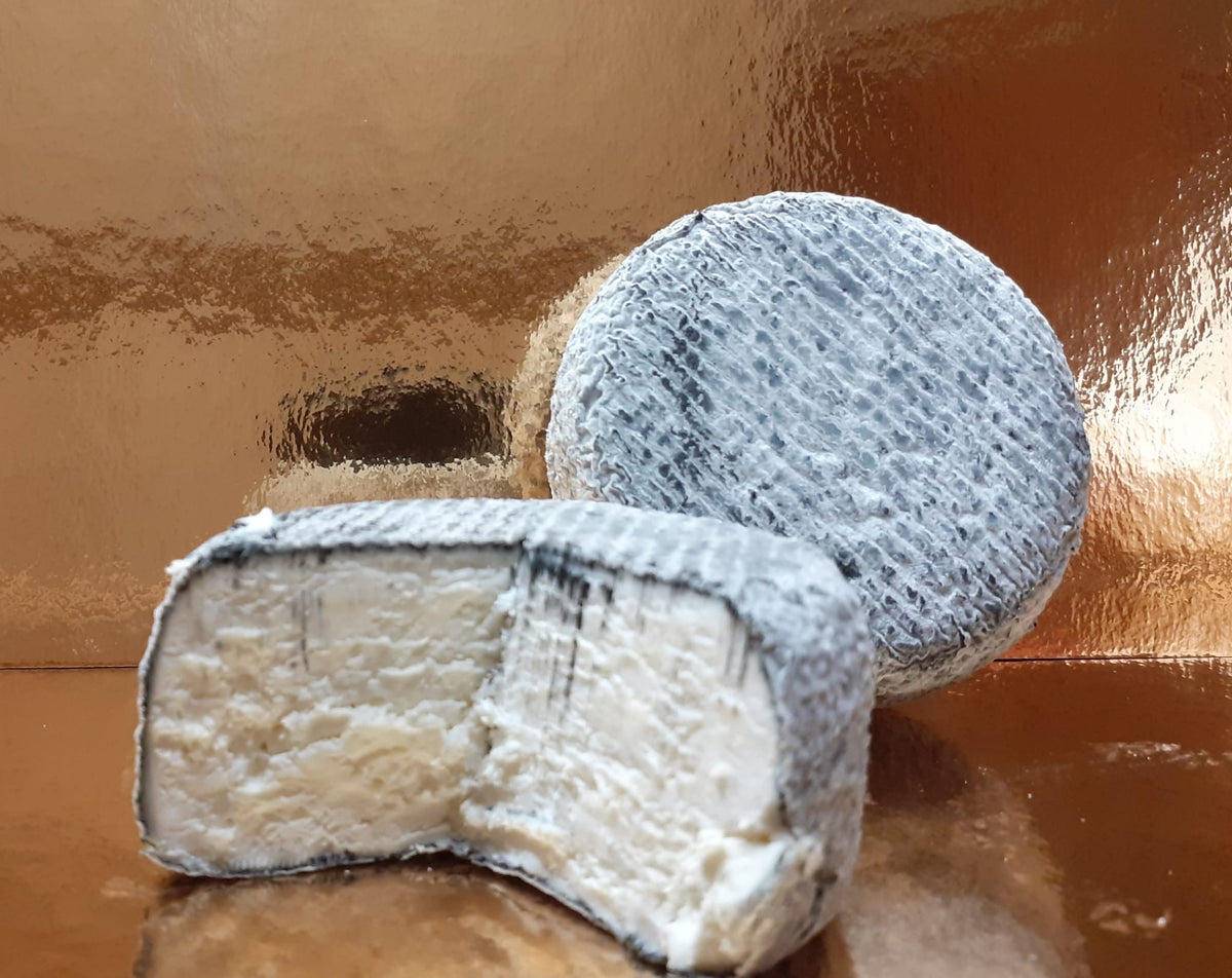 Tommette de chèvre cendrée Bio coupée, pâte crémeuse